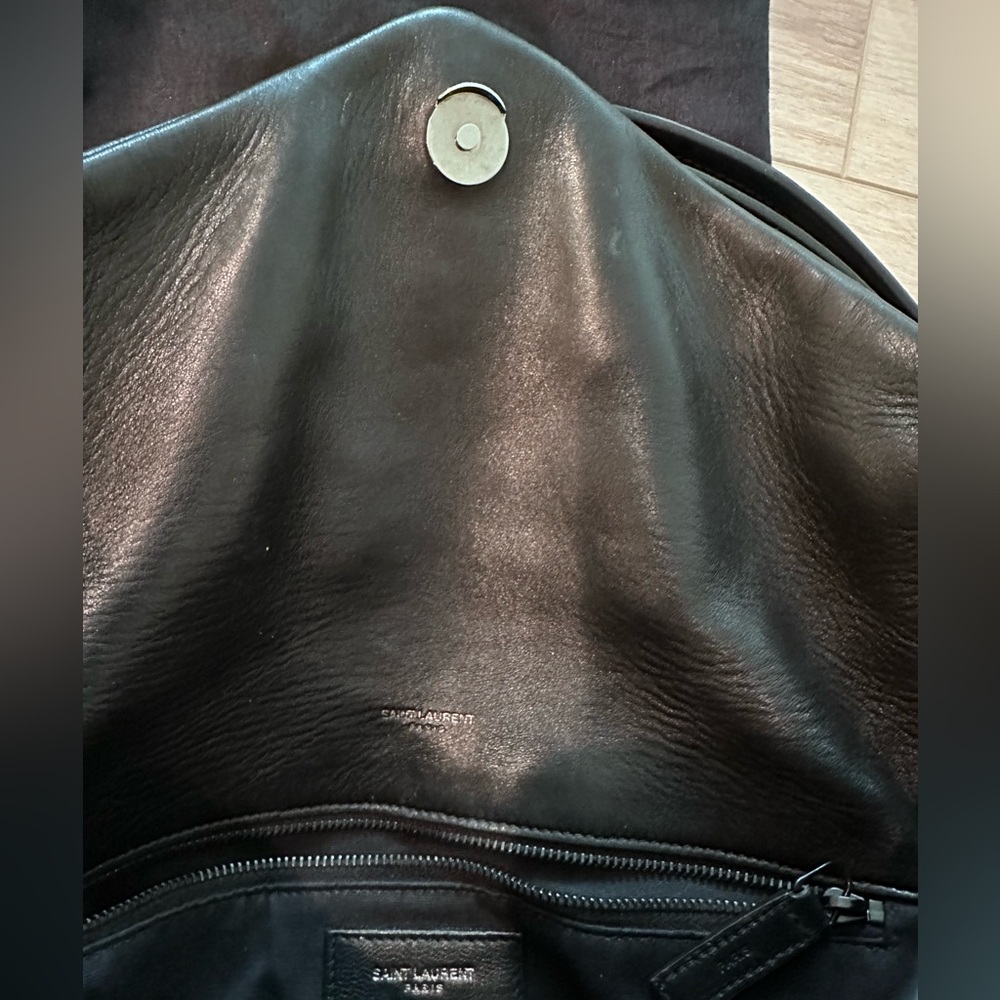 Saint Laurent Black Shoulder Bag with Sleek Design - Picture 6 of 14